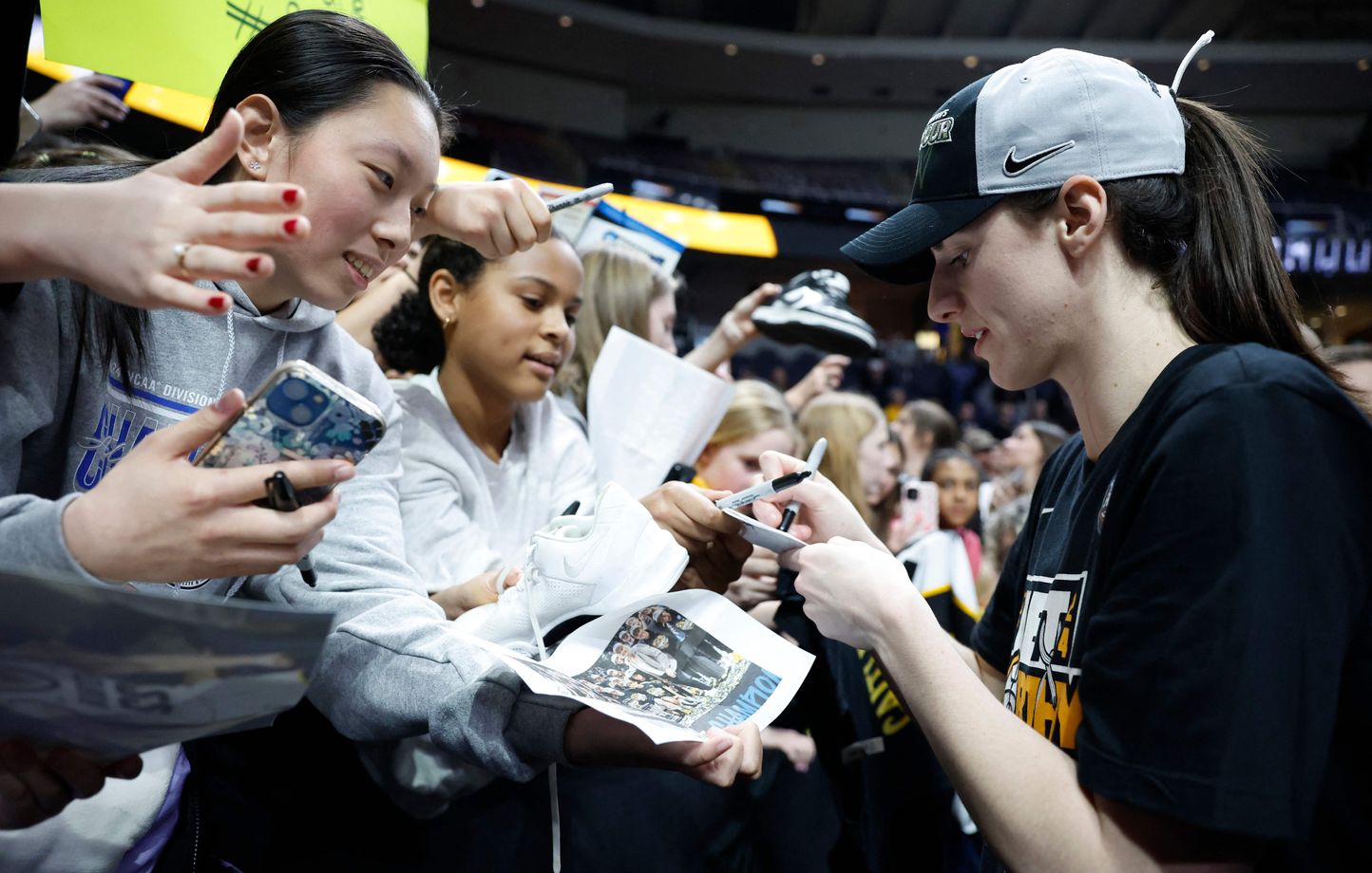Caitlin Clark, here in the middle of a signing session in Albany (New York), just after the quarter-final victory against LSU.